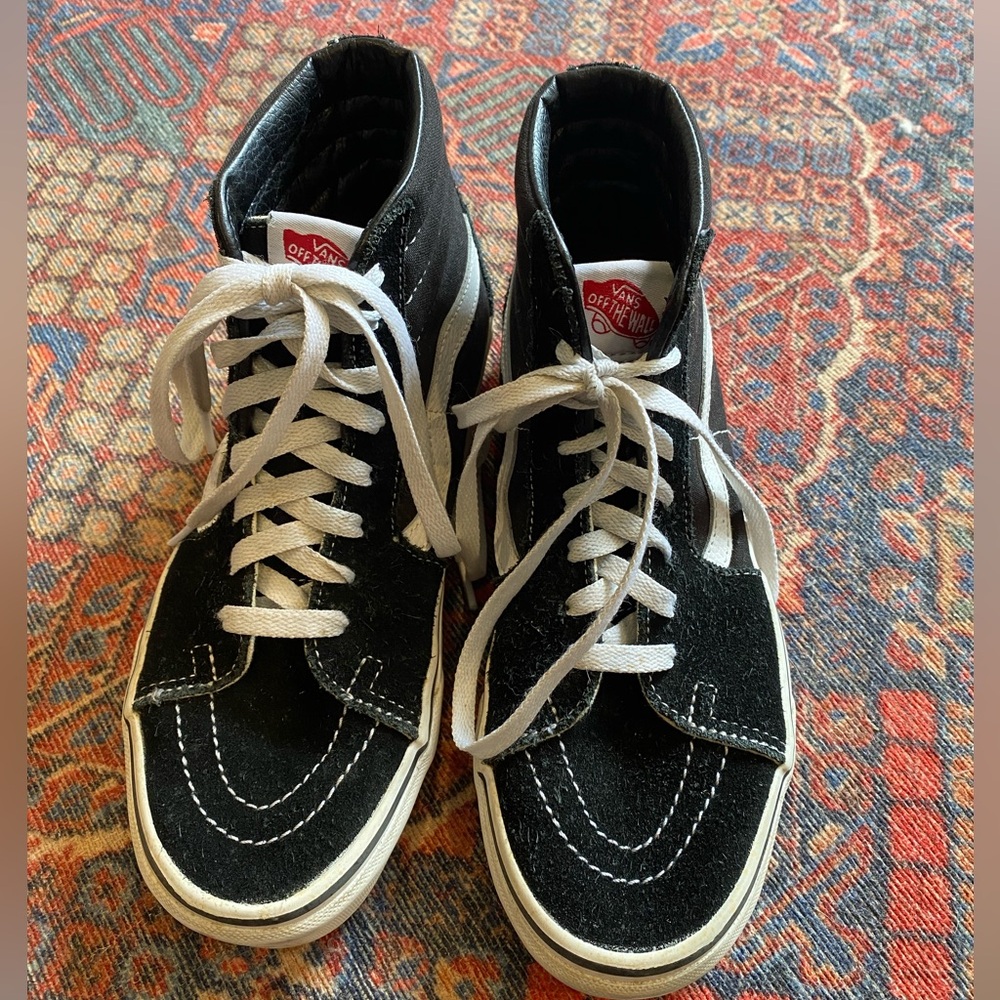 Vans Black & White High-Top Skate Sneakers-very good condition. Men’s 6.5/Wm 8